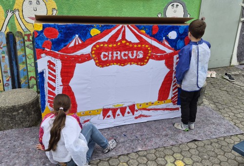 Kinder malen das Zirkuszelt
